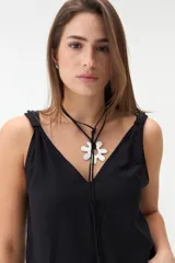 Musculosa bordó de tejido satinado, con escote en V y breteles con detalle de nudos en los hombros.