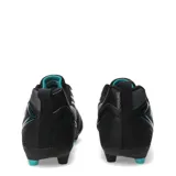 Championes de fútbol Umbro modelo Vision HG, color negro con detalles en turquesa. Presentan un diseño con costuras en la puntera para mayor control y suela con tapones para superficies firmes.