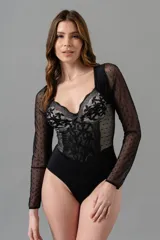 Body negro con aro, confeccionado en lycra, microtul con puntos y puntilla.