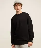 Sweater color beige de algodón y poliéster, de corte holgado, cuello redondo y mangas largas.