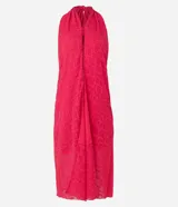Túnica larga roja con textura jacquard de formas geométricas cuadradas, cuello halter con lazo para anudar y espalda descubierta.