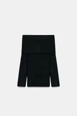 Jersey de punto liso color negro, con escote recto tipo off-shoulder con vuelta y manga larga.