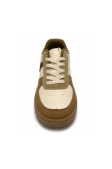 Zapatillas urbanas con diseño en bloque de colores que combina blanco, verde militar y tostado, con cordones claros y suela de goma marrón.
