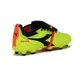 Championes de fútbol Diadora Dynamic Futbol MD para hombre, color amarillo con detalles en negro y rojo.