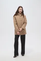 Campera de abrigo color beige, con capucha, cierre frontal con botones a presión y diseño de corte recto y holgado.