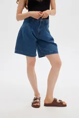 Short de jean negro de tiro alto, corte ancho, con pinzas delanteras y presillas para cinto.