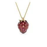 Colgante con dije en forma de fresa, elaborado con cristales en tonos rojos y detalles de cristales en tono dorado que representan las semillas, con baño en tono oro.