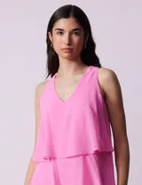 Vestido corto de gasa color amarillo, con escote en V, sin mangas y forro interno a tono.