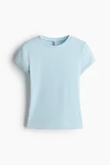 Remera de manga corta en punto acanalado de viscosa, de color celeste, con corte entallado, cuello redondo fino y detalle de ribete de encaje en las terminaciones de las mangas.