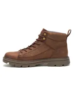 Bota Caterpillar Modulate WP de cuero marrón, impermeable, con cordones, suela de goma con gran tracción y detalles metálicos dorados.