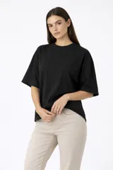 Remera de algodón de corte holgado, con cuello redondo y mangas cortas.