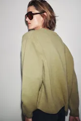 Jersey de punto confeccionado en lana 100%, con escote en pico y manga larga de corte holgado.