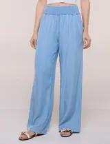 Pantalón palazzo de lyocell color celeste, de tiro alto con cintura fruncida elástica y bolsillos laterales.