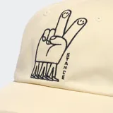 Gorra azul de algodón con logo de la marca bordado en verde en el frente.