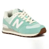 Championes urbanos New Balance modelo 574, color verde menta con detalles en blanco y beige. Confeccionados en una combinación de gamuza y tejido, presentan el logo N característico en los laterales y entresuela ENCAP para mayor amortiguación y sujeción.