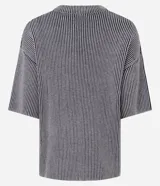 Remera de punto de calce boxy, color gris y negro, con diseño de rayas verticales y un gran estampado frontal del número "99" en la misma textura de rayas. Presenta escote en V y mangas cortas amplias.