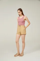 Musculosa de algodón color rosa viejo, de corte holgado y cuello redondo.