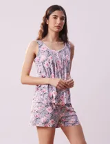 Conjunto de pijama estampado marca René Rofé, compuesto por musculosa y short. La musculosa tiene escote redondo con aplique de puntilla y botones. El short tiene cintura elastizada.