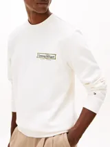 Buzo de cuello redondo de Tommy Hilfiger en color blanco, confeccionado en tejido interlock técnico de algodón y poliéster. Presenta un corte regular, puños y bajo de canalé, y un parche bordado con el logo de la marca en el pecho.
