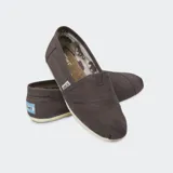 Alpargatas negras de lona con plantilla de gamuza y suela de goma.