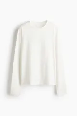 Remera de manga larga de algodón suave, color blanco, con cuello redondo y bajo recto.