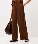 Pantalón recto color marrón de Marfinno, confeccionado en viscosa y poliéster, con cintura estructurada, pinzas delanteras y bolsillos.