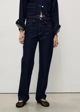 Pantalón de jean de corte recto y tiro medio, en color azul oscuro con costuras en contraste. Presenta diseño clásico de cinco bolsillos, cierre frontal con cremallera y botón, y trabillas para cinturón.