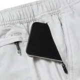 Bermuda de hombre color gris, de corte recto y largo a la rodilla. Confeccionada en tejido elástico de secado rápido con protección solar UPF 50.