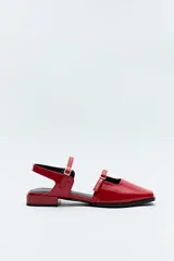 Zueco Daniel Cassin Peppers de charol rojo, con diseño destalonado, punta cuadrada, taco bajo y doble tira con hebilla ajustable en el empeine y el talón.