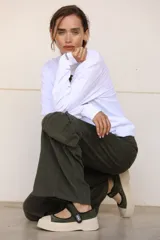 Pantalón jean cargo de pana color verde militar, de pierna súper ancha y tiro alto. Presenta bolsillos laterales.