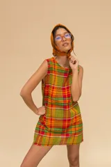 Vestido corto sin mangas con estampado a cuadros en tonos azul marino, rojo y blanco.