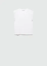 Camiseta blanca de algodón con cuello redondo y mangas cortas con tachas decorativas en los hombros.