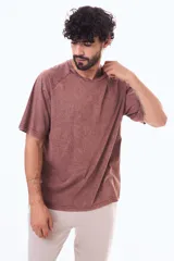 Remera de manga corta y cuello redondo con efecto de lavado gastado, confeccionada en algodón.