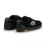 Zapatillas Etnies The Aurelien Michelin, color negro con logo lateral en beige y suela de goma color caramelo.
