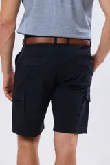 Bermuda cargo de gabardina en color gris oscuro, corte recto, con bolsillos laterales con solapa y cierre de botones y cremallera.