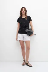 Remera blanca de algodón con cuello redondo y strass plateados.