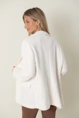 Blazer italiano color beige, de corte recto, con solapas de muesca, cierre de un botón y bolsillos simulados.