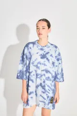 Sweater tejido tipo remerón oversize con proceso artesanal batik, silueta amplia, manga caída y etiqueta tejida con monograma en el delantero.