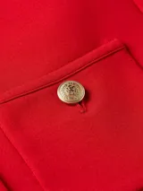 Campera roja de punto Tommy Hilfiger para mujer, con cuello redondo, cierre frontal con botones dorados, mangas largas y dos bolsillos de parche delanteros con detalles de botones dorados.