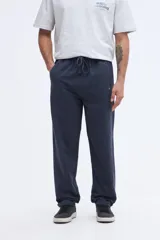 Pantalón de algodón felpa sin frisa color azul marino, de corte relajado, con cintura elástica ajustable mediante cordón y bolsillos laterales.
