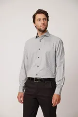 Camisa de vestir gris claro con microestampado geométrico, corte ajustado, cuello clásico y botones negros.
