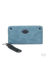 Billetera azul con cierre de cremallera y dije de labios negros.