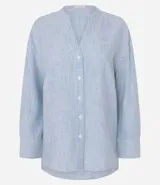 Camisa Marfinno de corte oversized confeccionada en mezcla de viscosa y lino, con diseño de rayas finas en color celeste y blanco. Cuenta con cuello mao, escote en V con abotonadura frontal, mangas largas con puños amplios y bajo redondeado.