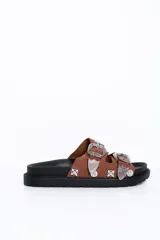 Sandalia marrón camel de doble hebilla con apliques metálicos plateados y suela negra.