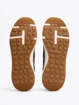 Zapatillas de running Tommy Hilfiger color verde oliva, con exterior de punto y poliéster, interior de poliéster, plantilla extraíble de goma termoplástica reciclada, suela de EVA dentada y trabilla para calzar.