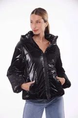 Campera puffer negra de poliéster con capucha y cierre frontal con cremallera.