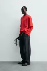 Remera de corte relajado confeccionada en tejido compacto de mezcla de algodón con elasticidad. Presenta cuello redondo, manga corta y un bolsillo frontal de plastrón.