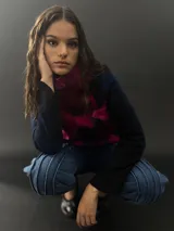 Buzo de lana merino afieltrada con cuello alto y diseño de mosaicos multicolores.