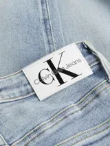 Pantalón de jean skinny de tiro alto, color celeste claro, con diseño de cinco bolsillos y cierre con cremallera.