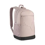 Mochila Puma modelo Buzz, color rosa viejo (beige rosado), con gran logo Puma en relieve en el panel frontal. Presenta un bolsillo frontal con cierre y bolsillos laterales de malla. La base de la mochila es de color negro.